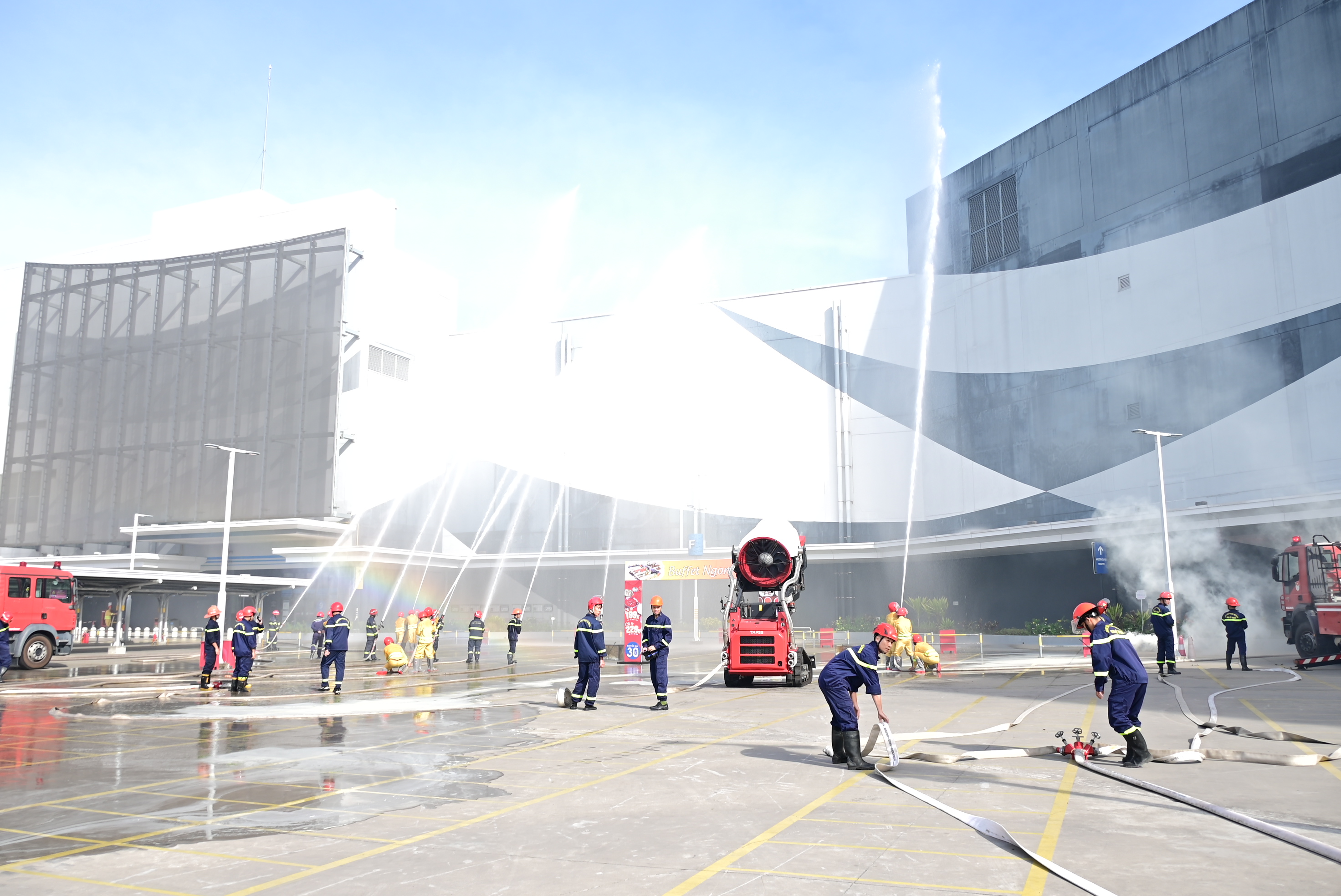 Hơn 600 người tham gia thực tập phương án chữa cháy và cứu nạn, cứu hộ tại Trung tâm thương mại Aeon Mall Lê Chân- Hải Phòng